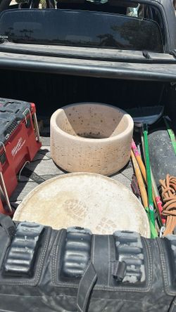 Concrete pot with drainage catcher