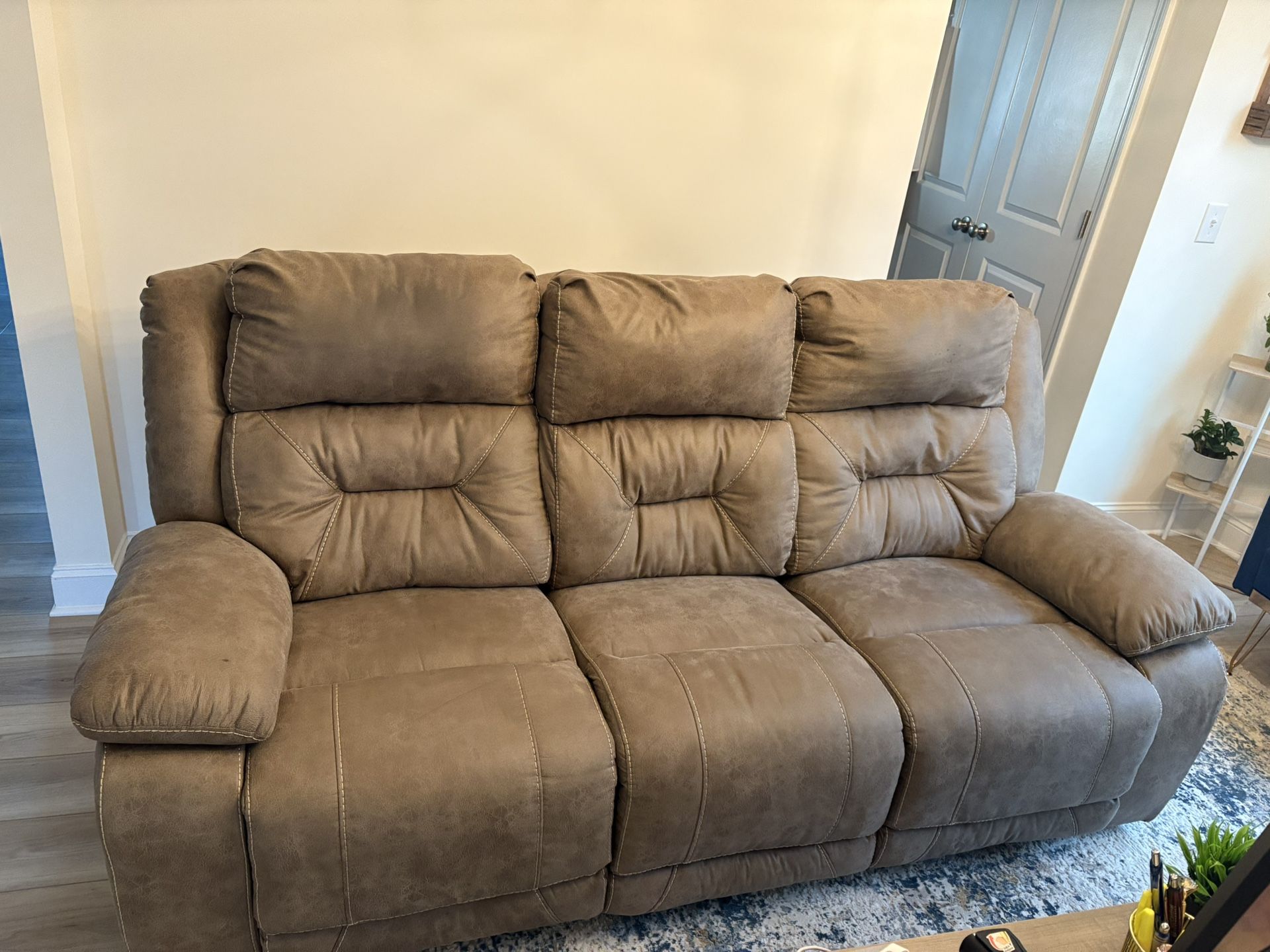 Manual reclining sofa