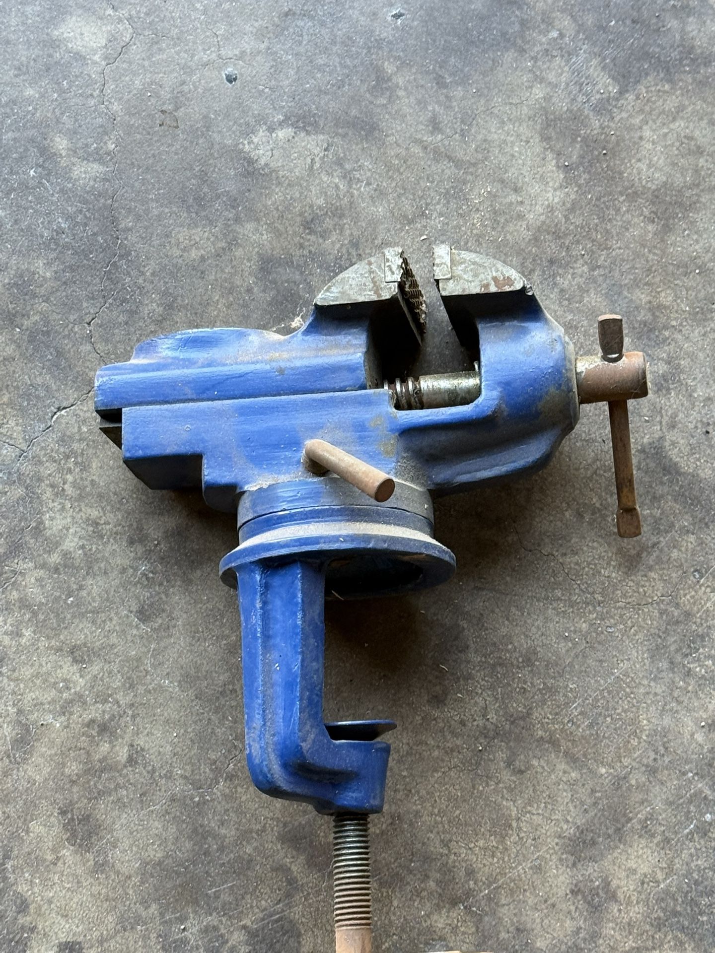 2-1/2 in. Table Swivel Vise