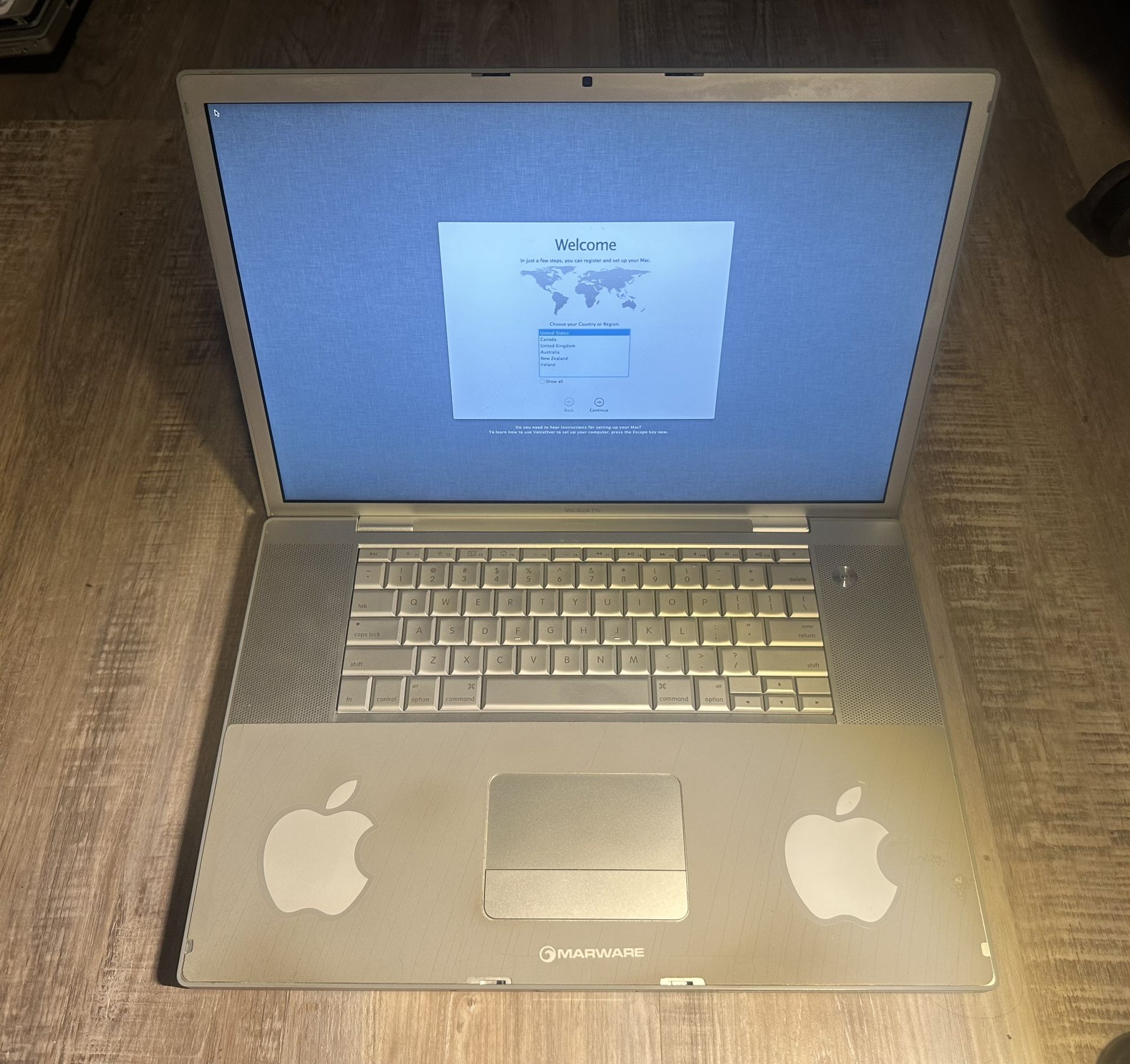 Apple MacBook Pro 17” A1261 4GB RAM New Battery + CHARGER