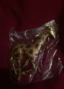Giraffe pin