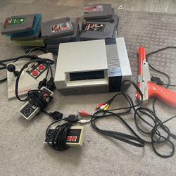 Nintendo NES Console Bundle – Works Great – Zapper, Controllers, 20+ Games