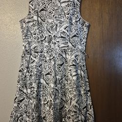 BEAUTIFUL BLACK AND WHITE DRESS SIZE 12  ORIGINAL PRICE $89.  GREAT CONDITION 