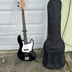 Fender Squier affinity jazz bass in great condition with padded gig bag. No scratches or dings. Padded gig bag is a nice way to protect it as well.   