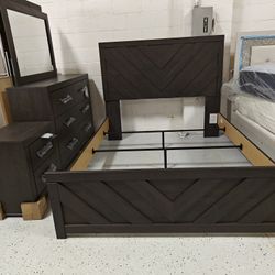 New Queen Size Bedroom Set 🚚 we can deliver 🚚
