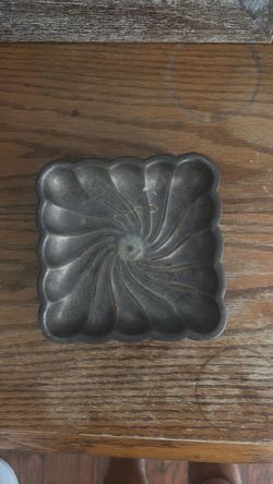 Vintage Antique-Style Decorative Metal Tray/Dish – Swirl Floral Design