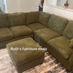 Beautiful! 4-pc Sectional Sofa With Ottoman Brand New