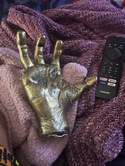 Four fingered gold hand
