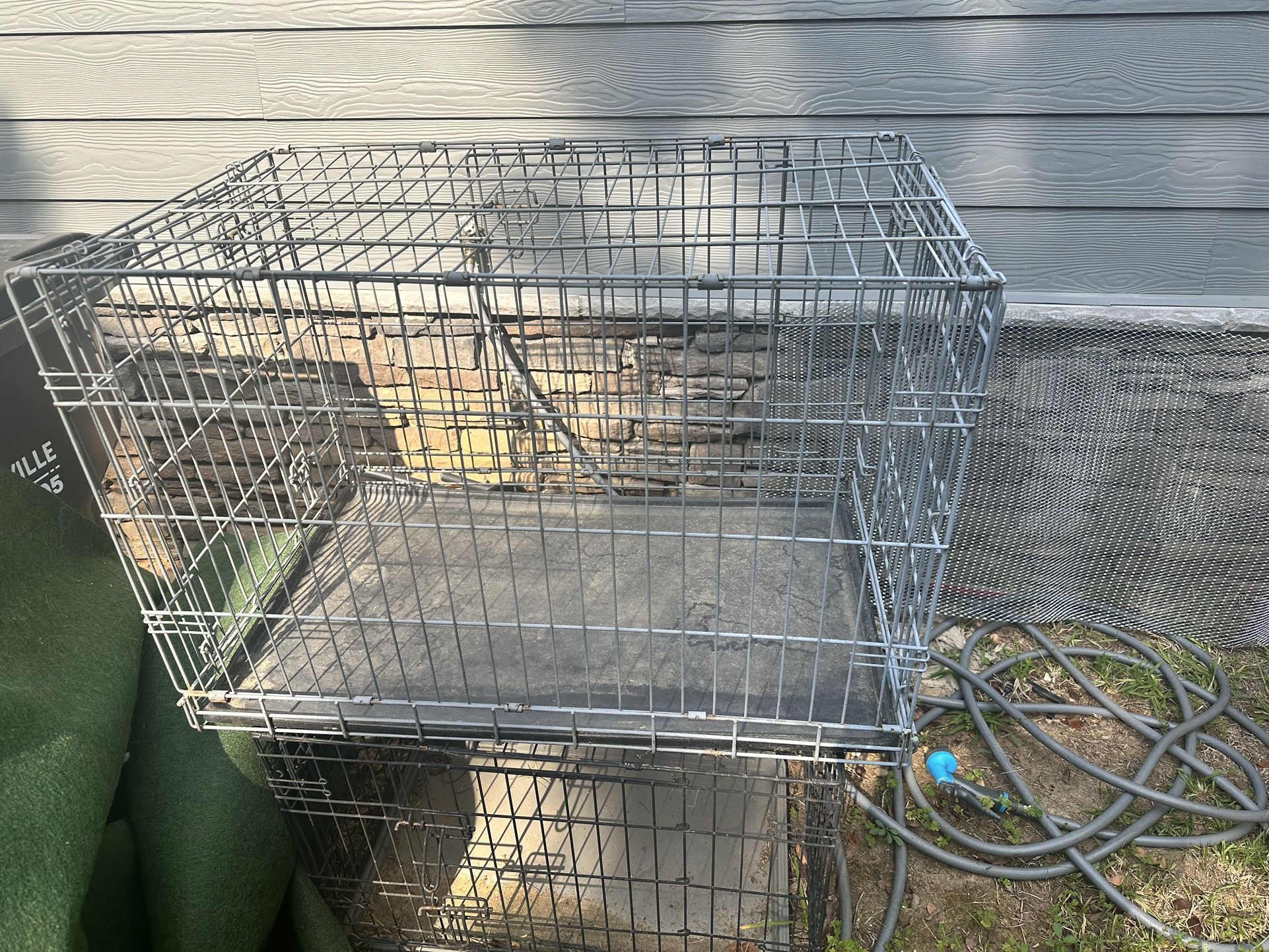 Pet cages: Small & Medium Crate Size Dog/ Cat