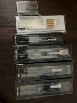 Makeup brushes