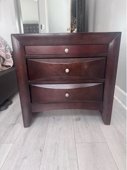 Set of 2 nightstands