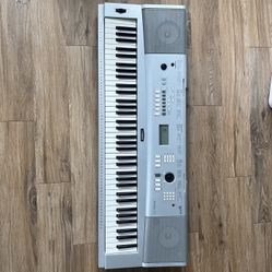 Yamaha Portable Grand DGX-220