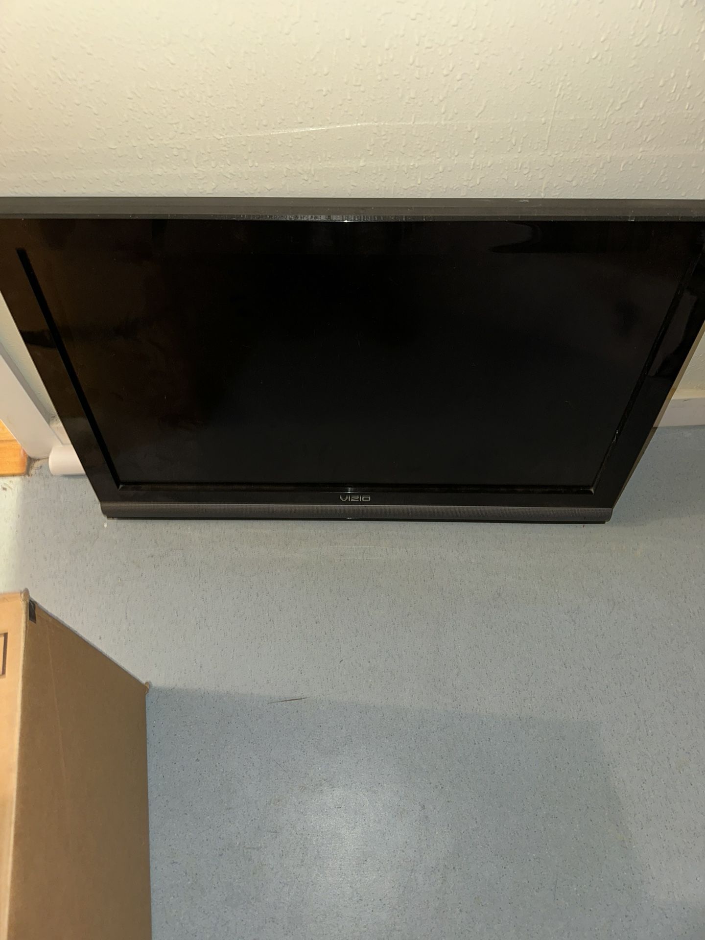 32” TV with Wall Mount