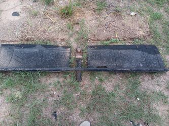 Fifth Wheel Hitch With a 2" Ball and Mud Flaps