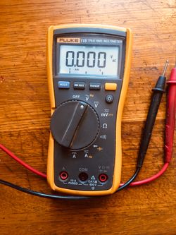 FLUKE 115 Digital Multimeter 600V AC/DC