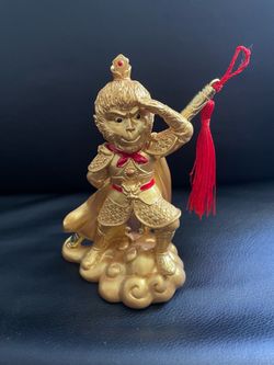 Golden Wukong statue decor