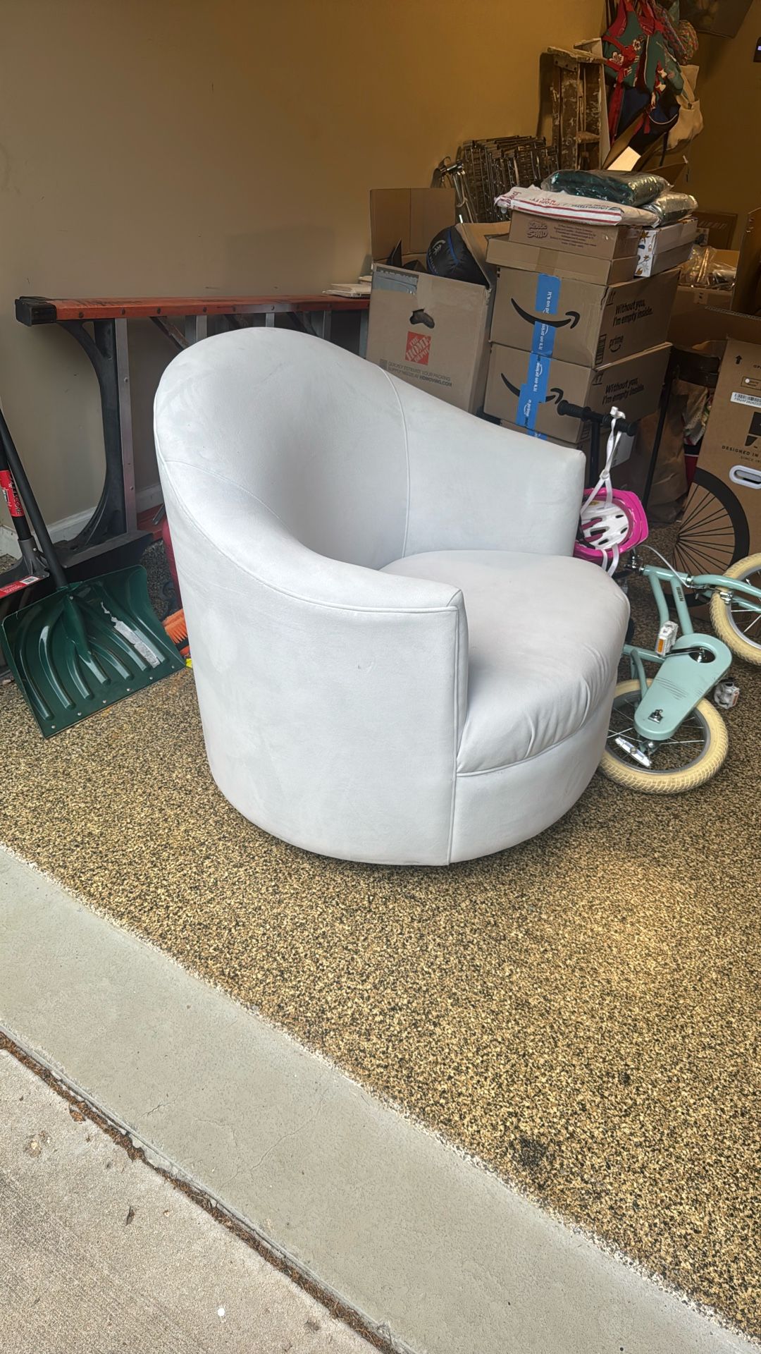 Bennett Upholstered swivel Chair 