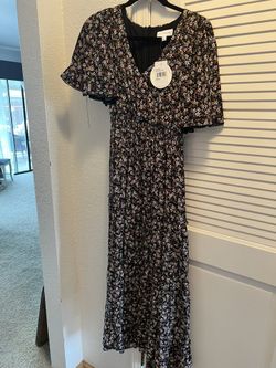 Maxi dress, black background with flowers, short sleeves from lost and wander