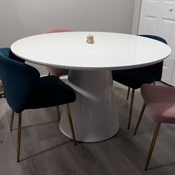 Tierra Statement Pedestal Round Dining Table - Luxury Modern Design