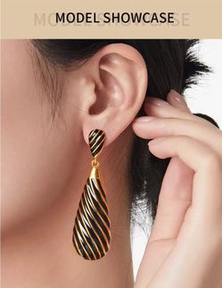 E45- Gold Plated Drop Earrings Black!