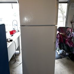 GE Refrigerator With Ice maker Works Great