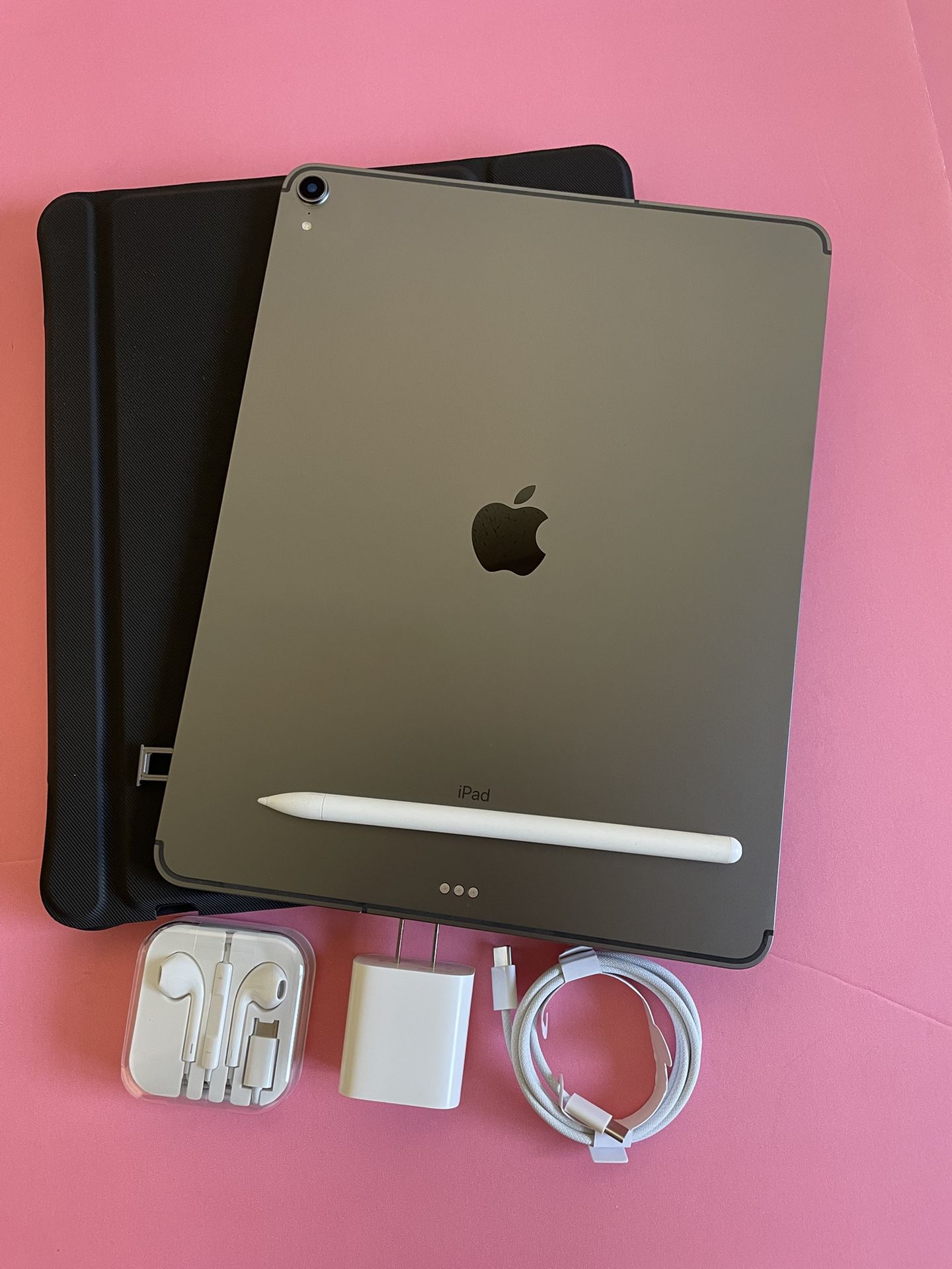 Apple IPad Pro 12.9” 3rd Generation (Face ID/Liquid Retina Display) 256GB WiFi + cellular (Unlocked) with keyboard, Pen & Accessories