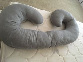 Pregnancy pillow barely used
