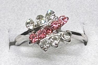 This beautifully simple ring is sure to catch eyes with its stunning red and clear stones. The silver tone finish adds a touch of elegance to the piec