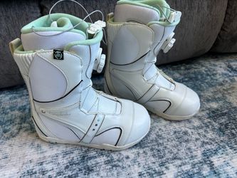 K2 Boa women’s snowboard boots size 9-also sell board/bib//glove/helmet/