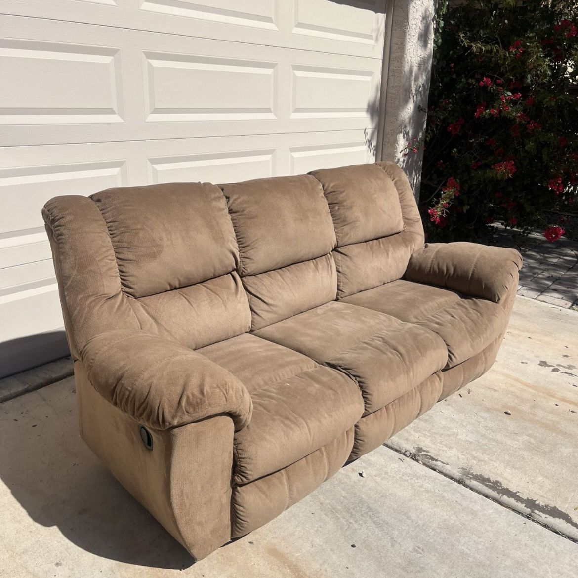 Recliner For Sale! (Delivery Available!) 