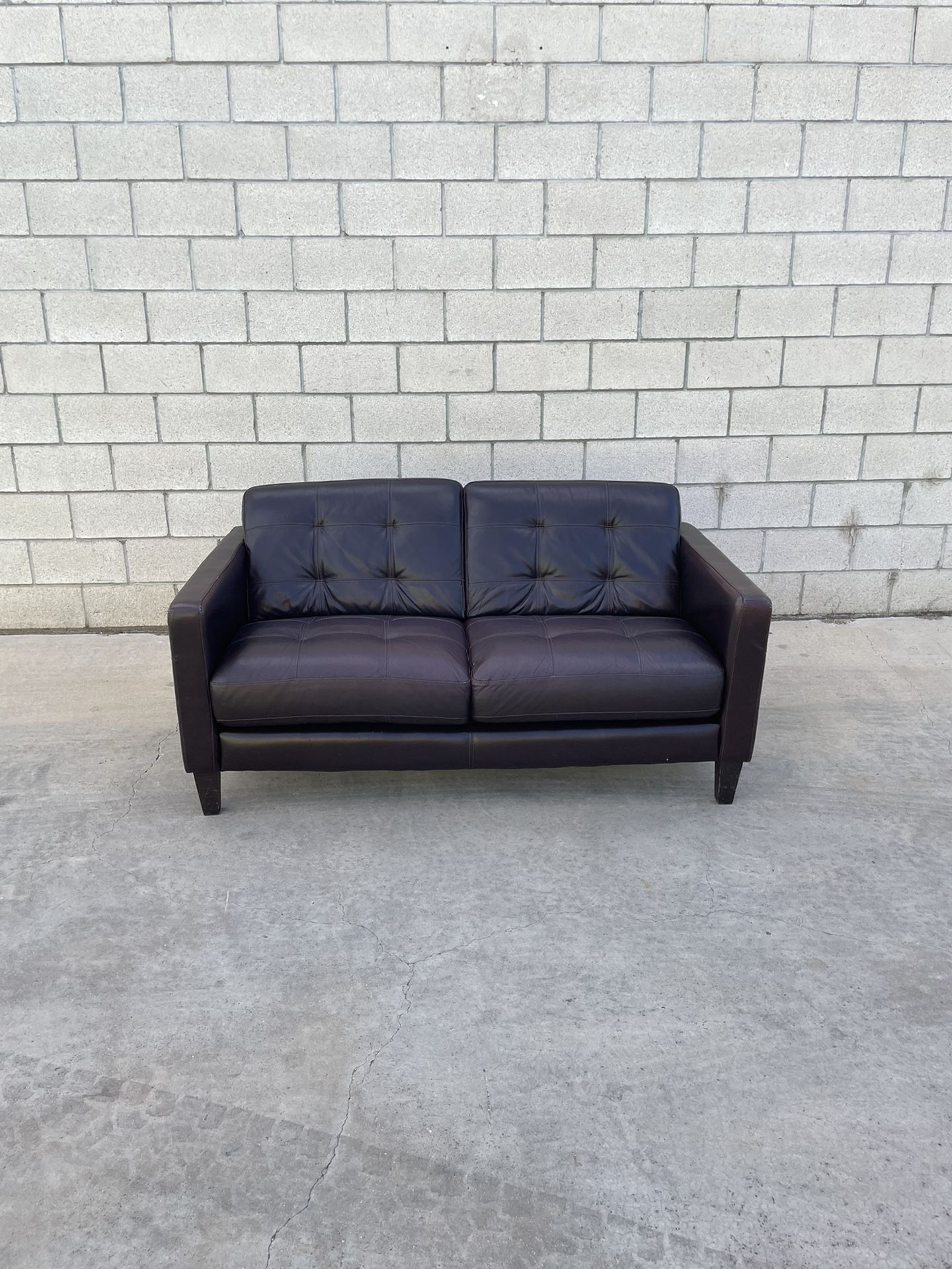 *Free Delivery* Macys Leather Loveseat Couch Sofa 2 Seater