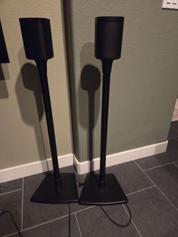 2 Sonos One with stand
