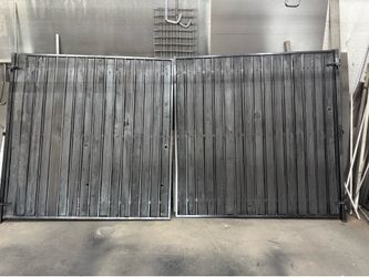 Portón doble de madera 12’ x 6 ‘