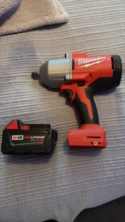 M18 18-Volt Lithium-Ion Brushless 1/2 in. High Torque Impact Wrench with Friction Ring (con una bateria 5.0