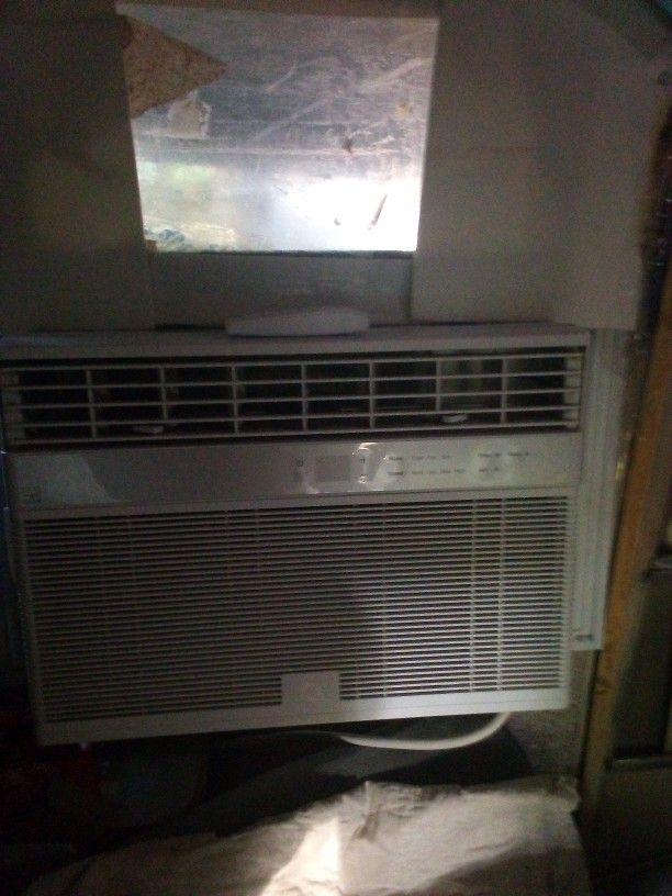 GE 12000 BTU A/C Unit Like New 