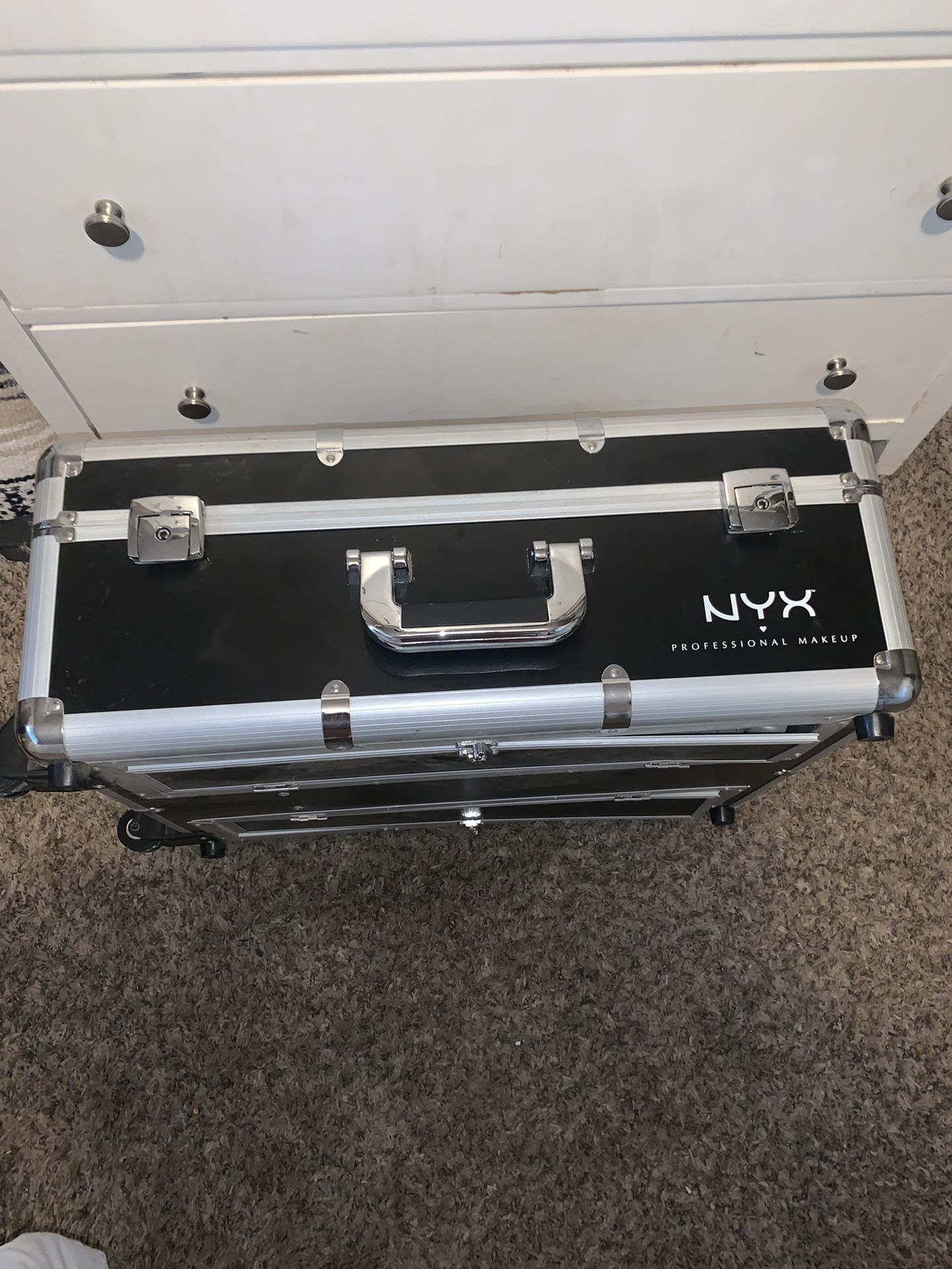NYX Professional Makeup X-Large Makeup Artist Train Case With Lights for  Sale in Riverside, CA - OfferUp