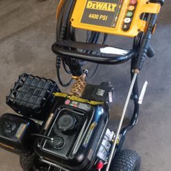 DEWALT 4400 PSI 4.0 GPM Cold Water Gas Pressure Washer4400 PSI 4.0 GPM Cold Water Gas Pressure Washer4400 PSI 4.0 GPM Cold Water Gas Pressure Washer