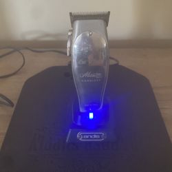 Andis masters cordless and charger stand