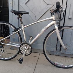 SPECIALIZED.    Hybrid.    700c Tires 