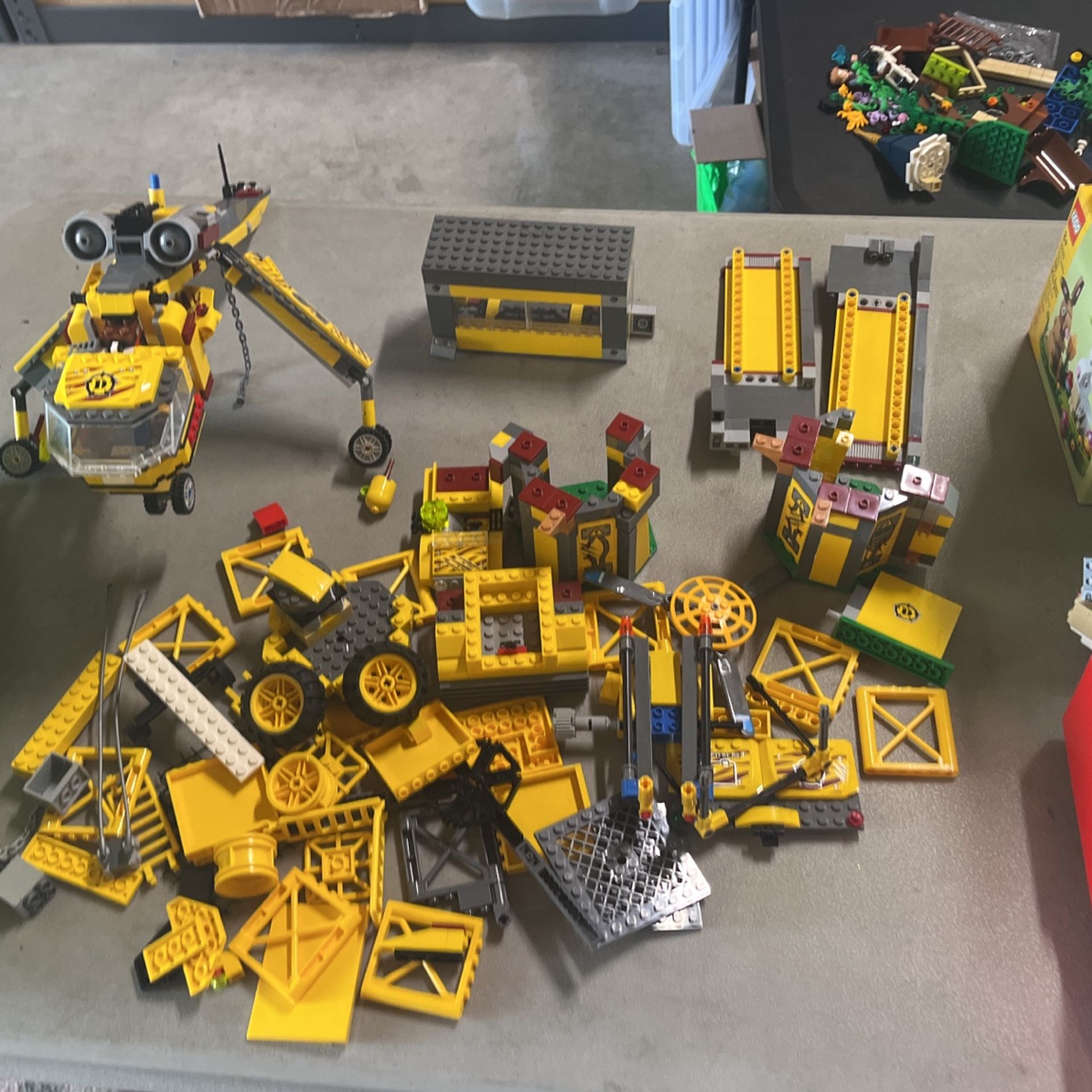Lego Vintage T-Rex Hunter 5887 And Dino Defense HQ 5887 for Sale