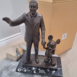 Walt Disney statue