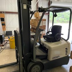 Crown SC 4500 Series Sit-down Counterbalance Side Shifting Electric Forklift