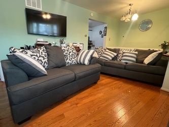 Beautiful and comfy Couch