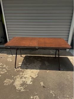 Foldable table
