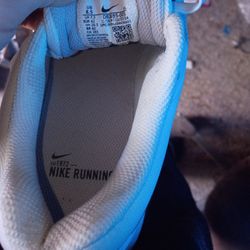 Este es un par de zapatillas de running Nike Run Swift 3. 