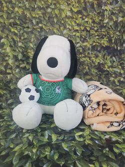 Snoopy plush with a Mexico 🇲🇽  shirt  and a Snoopy blanket