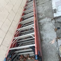 Escalera de 10 pies de fibra de vidrio $160 cada una