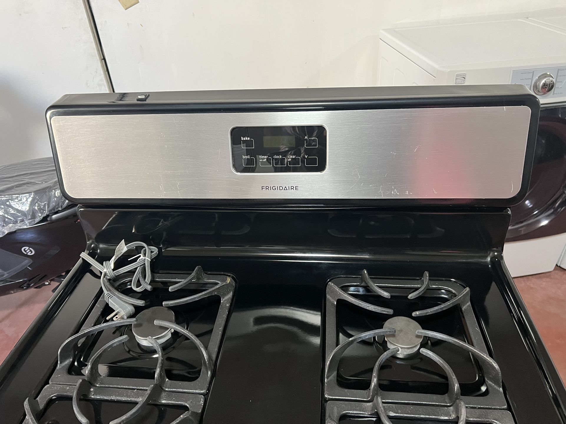 Frigidaire 4burner gas stove in perfect condition, delivered to your