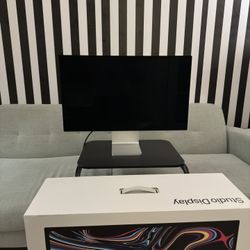  Apple Studio Display 27” 5K Tilt And Height Adjustable One Owner Never Moved No Scratches Or Dead Pixels 