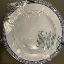 Waterford Fine China (5) Piece Place Setting & Creamer